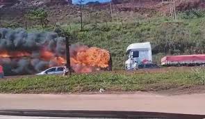 Ônibus de turismo clandestino pega fogo e interdita a Fernão Dias, em BH