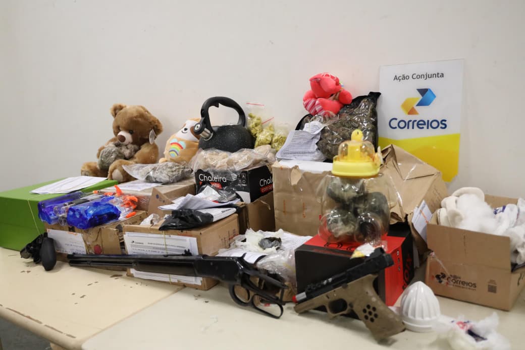 Operação da Polícia Civil intercepta drogas e armas em encomendas nos Correios