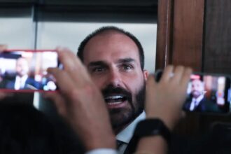 PF determina retorno imediato de Eduardo Bolsonaro a cargo de escrivão