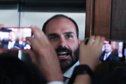 PF determina retorno imediato de Eduardo Bolsonaro a cargo de escrivão