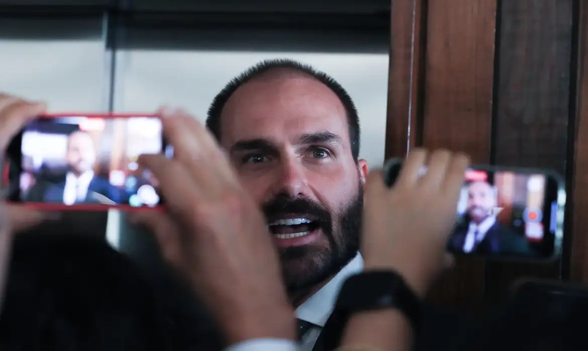 PF determina retorno imediato de Eduardo Bolsonaro a cargo de escrivão