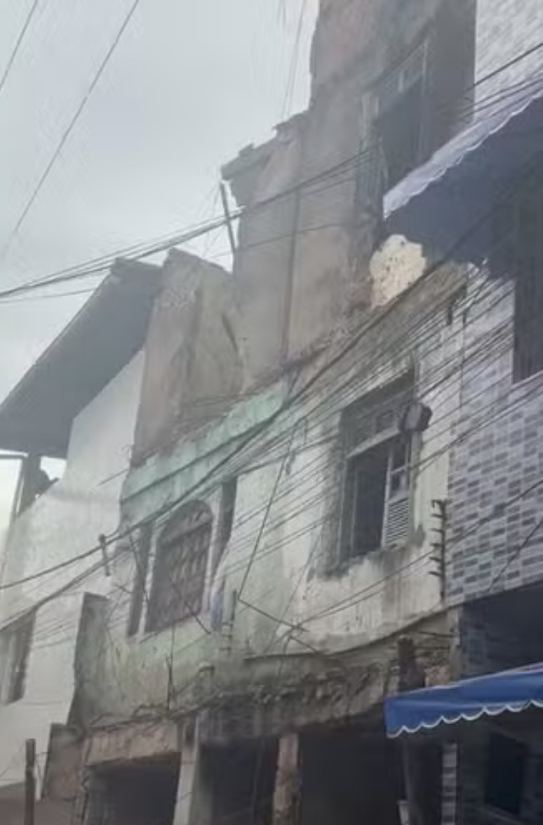 Parte de prédio desaba em bairro de Salvador e moradores ficam sem energia