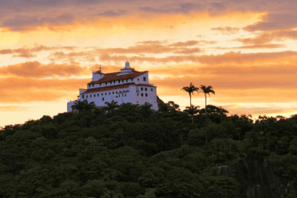 Praias urbanas, história secular e a moqueca que é identidade do litoral capixaba