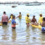 Projeto Mar Sem Barreiras leva banho de mar assistido a pessoas com deficiência em Salvador