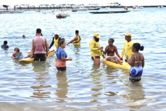 Projeto Mar Sem Barreiras leva banho de mar assistido a pessoas com deficiência em Salvador