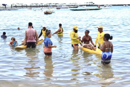 Projeto Mar Sem Barreiras leva banho de mar assistido a pessoas com deficiência em Salvador