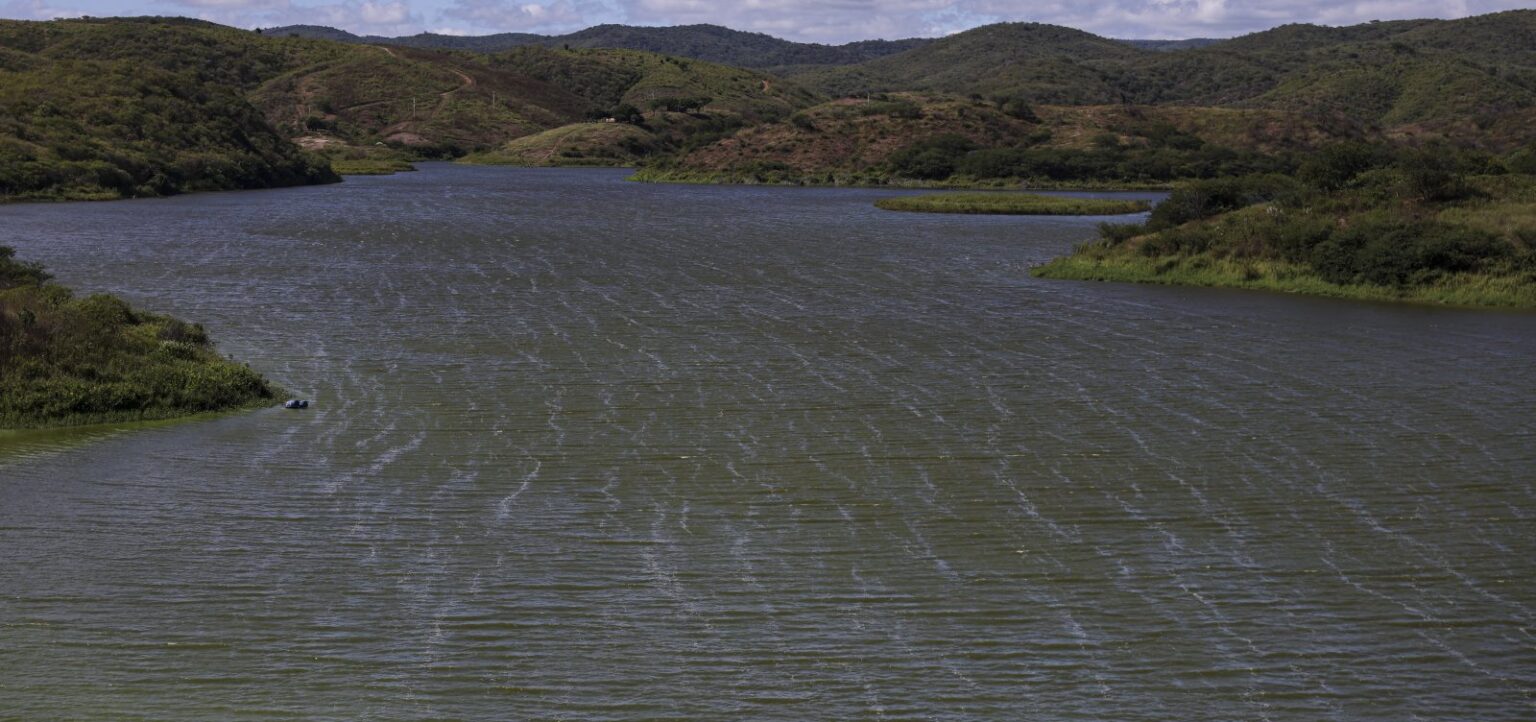 Três jovens morrem após embarcação afundar no Rio São Francisco, em Xique-Xique