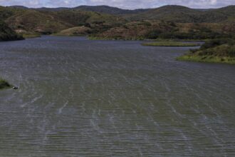 Três jovens morrem após embarcação afundar no Rio São Francisco, em Xique-Xique