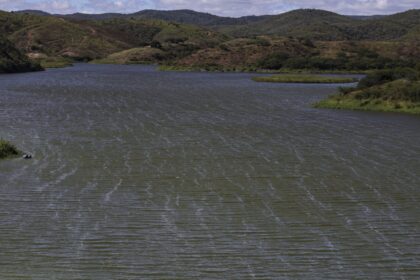 Três jovens morrem após embarcação afundar no Rio São Francisco, em Xique-Xique