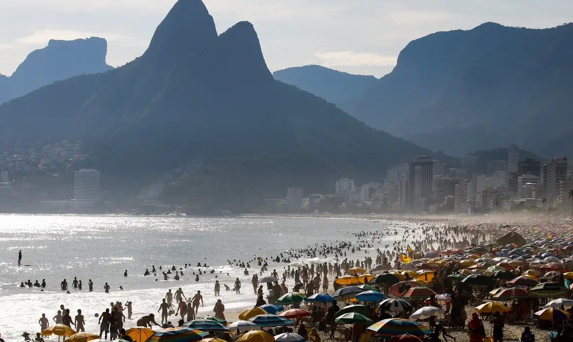 Turismo brasileiro tem faturamento recorde de R$ 185 bi em 2025