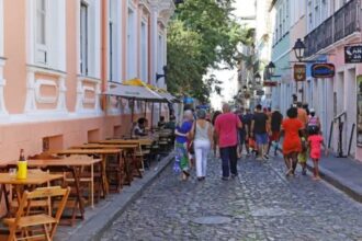 Turista gaúcha é presa em Salvador após cuspir em comerciante no Pelourinho