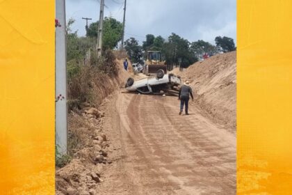 Veículo capota na zona rural de Santo Antônio de Jesus