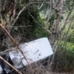 Veículo derrapou em pista molhada e caiu cerca de dez