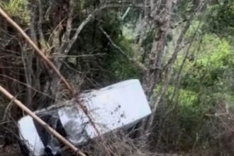 Veículo derrapou em pista molhada e caiu cerca de dez