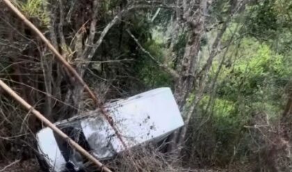 Veículo derrapou em pista molhada e caiu cerca de dez