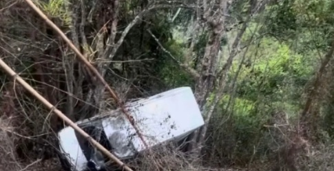 Veículo derrapou em pista molhada e caiu cerca de dez