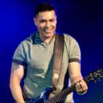 Vocalista da Chicabana, Kiko atualiza estado de saúde após sofrer acidente de carro em Feira de Santana