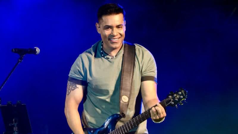 Vocalista da Chicabana, Kiko atualiza estado de saúde após sofrer acidente de carro em Feira de Santana