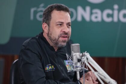 Acabar com a escala 6x1 é prioridade do governo, afirma Boulos