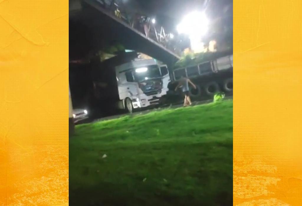 Acidente entre caminhão e carro é registrado em Santo Antônio de Jesus