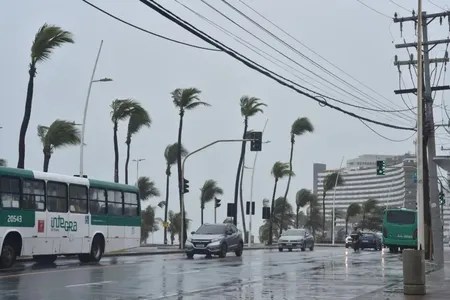 Alerta máximo! Ciclone pode provocar 200 mm de chuva até domingo
