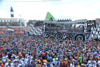 Camaleão lota circuito e desfila com abadás esgotados