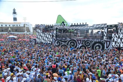 Camaleão lota circuito e desfila com abadás esgotados