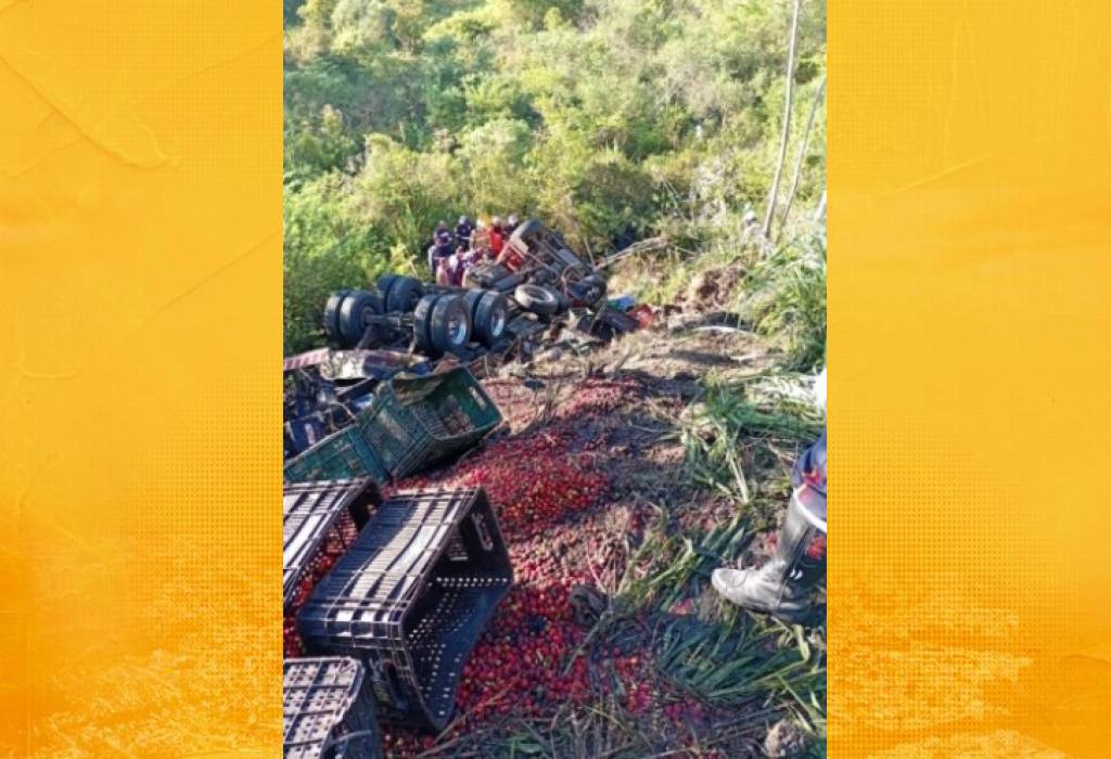 Caminhão carregado de acerola cai em ribanceira após tentativa de desvio na BR-101, em Conceição do Almeida