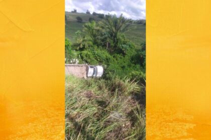 Caminhão com carregamento de banana tomba na BR-101, próximo a S. A. de Jesus