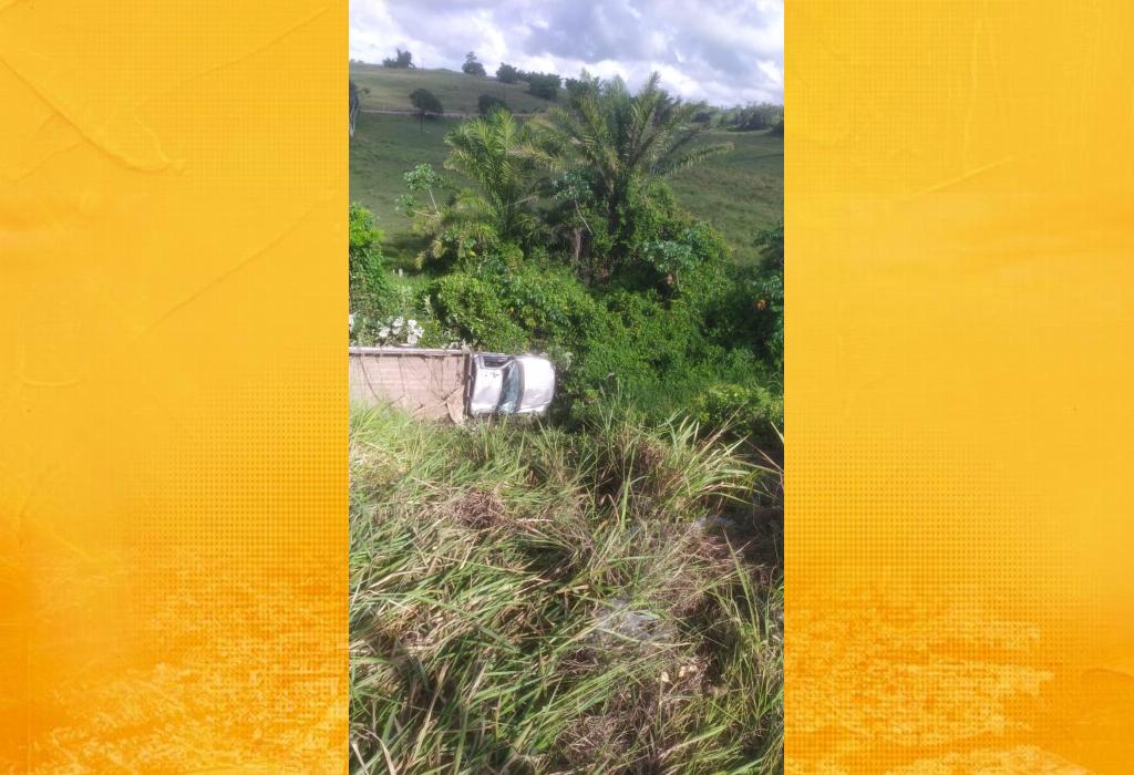Caminhão com carregamento de banana tomba na BR-101, próximo a S. A. de Jesus