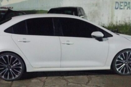 Carro de luxo é apreendido durante operação policial na BR-101, em SAJ