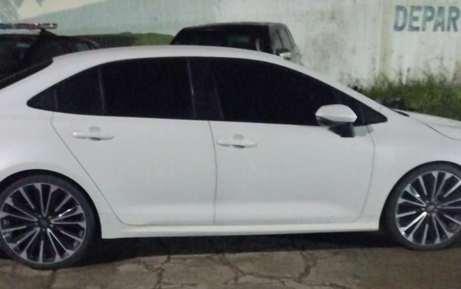 Carro de luxo é apreendido durante operação policial na BR-101, em SAJ