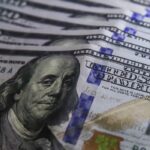 Dólar cai para R$ 5,22