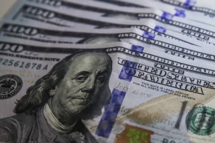 Dólar cai para R$ 5,22