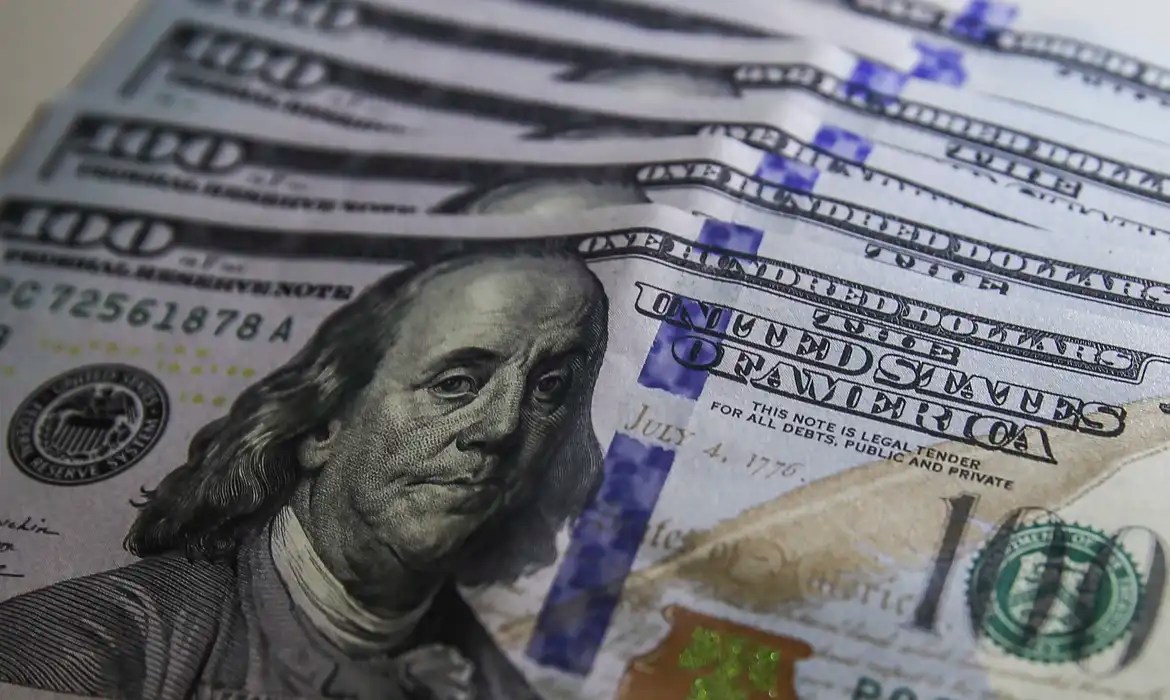 Dólar cai para R$ 5,22
