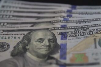 Dólar fecha em R$ 5,16 e atinge menor valor em 20 meses