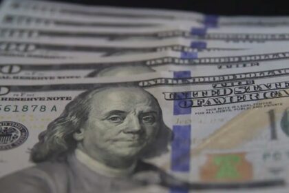 Dólar fecha em R$ 5,16 e atinge menor valor em 20 meses