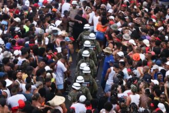 Homem agride policiais e é preso no circuito Barra-Ondina