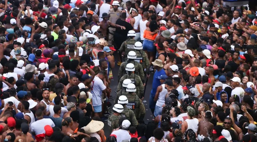 Homem agride policiais e é preso no circuito Barra-Ondina