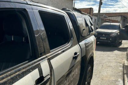 Homem é preso por violência doméstica, tráfico de drogas e posse ilegal de arma em Varzedo