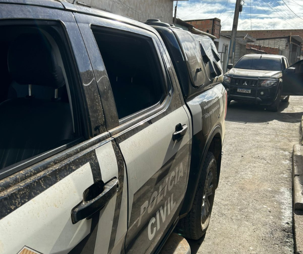 Homem é preso por violência doméstica, tráfico de drogas e posse ilegal de arma em Varzedo