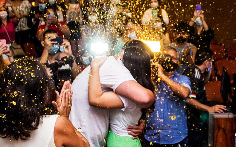 Letícia, cuidada na rede Ebserh-SUS, vence leucemia, se forma biomédica e sonha