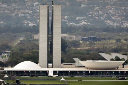 Lula sanciona reajuste salarial para cargos do Legislativo mas veta "penduricalhos"