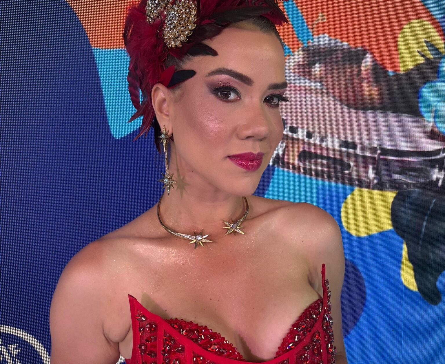 MUSA DA TV: Dani Mazzei se destaca com superproduções para apresentar o Carnaval na TV Aratu