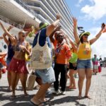 Maior cruzeiro da temporada chega a Salvador e passageiros são recebidos em clima de Carnaval