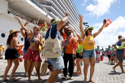 Maior cruzeiro da temporada chega a Salvador e passageiros são recebidos em clima de Carnaval