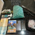 Mandados contra suspeitos de violência doméstica resultam em prisão por tráfico e armas em Varzedo