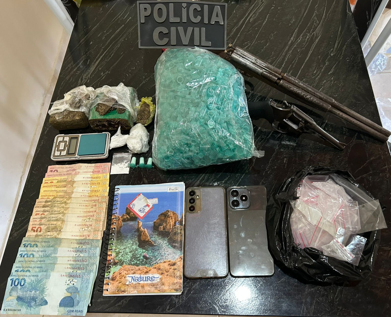 Mandados contra suspeitos de violência doméstica resultam em prisão por tráfico e armas em Varzedo