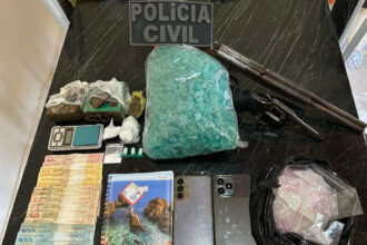 Mandados contra suspeitos de violência doméstica resultam em prisão por tráfico e armas em Varzedo