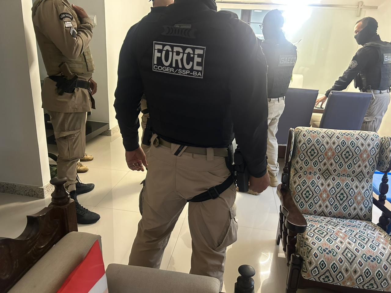 Operação “Banda Suja” prende quatro PMs por suspeita de milícia na Bahia